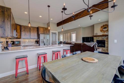 Mountain Getaway With Stunning Views And Hot Tub!!