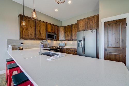 Mountain Getaway With Stunning Views And Hot Tub!!
