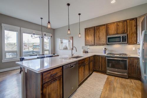 Mountain Getaway With Stunning Views And Hot Tub!!