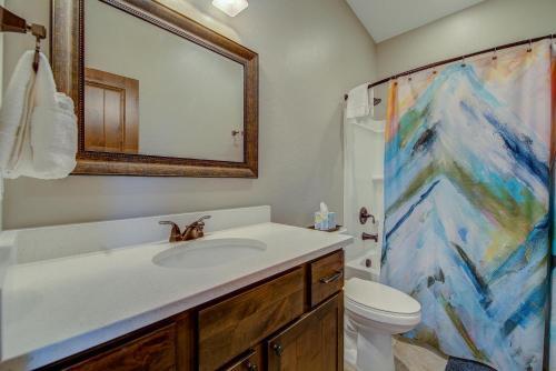 Mountain Getaway With Stunning Views And Hot Tub!!