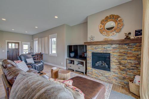 Mountain Getaway With Stunning Views And Hot Tub!!
