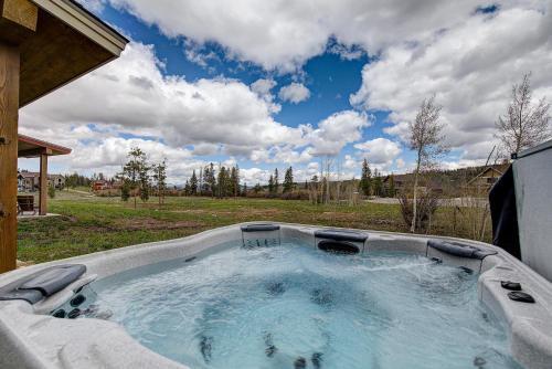 Mountain Getaway With Stunning Views And Hot Tub!!