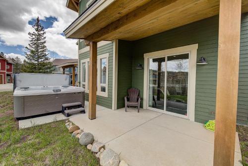 Mountain Getaway With Stunning Views And Hot Tub!!