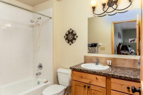 New Listing! Spacious Home With Private Hot Tub Home