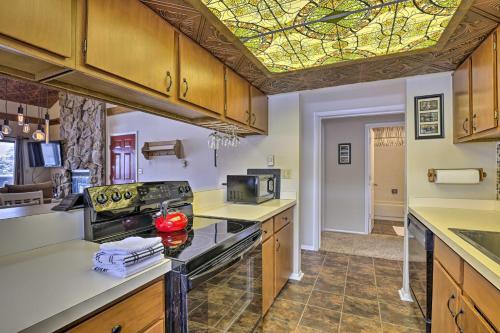 Apartamento Fraser Condo With Balcony, Walk To Ski Shuttle!