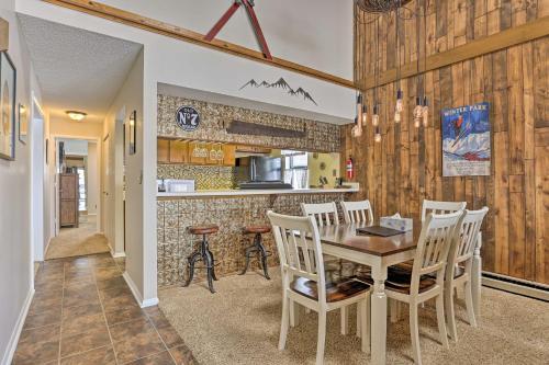 Apartamento Fraser Condo With Balcony, Walk To Ski Shuttle!