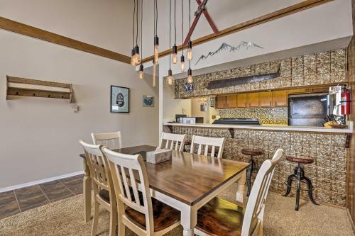 Apartamento Fraser Condo With Balcony, Walk To Ski Shuttle!