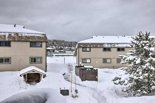 Apartamento Fraser Condo With Balcony, Walk To Ski Shuttle!