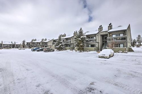 Apartamento Fraser Condo With Balcony, Walk To Ski Shuttle!