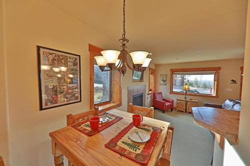 Summit Trail Lodge J8