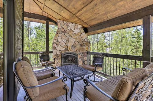 The Bells Luxe Lodge With Game Room, Deck, Fireplace