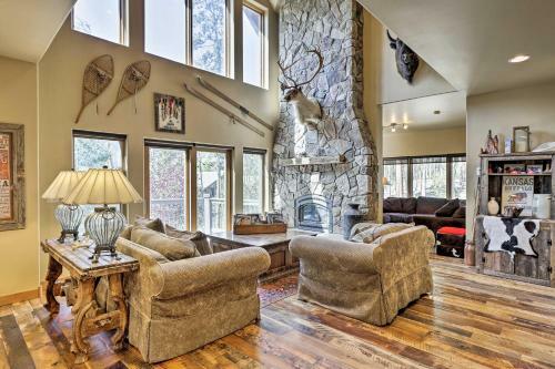 The Bells Luxe Lodge With Game Room, Deck, Fireplace