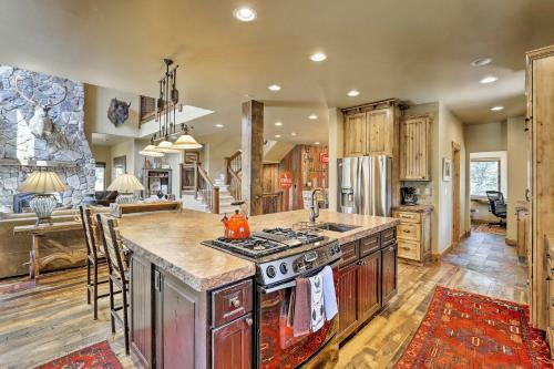 The Bells Luxe Lodge With Game Room, Deck, Fireplace