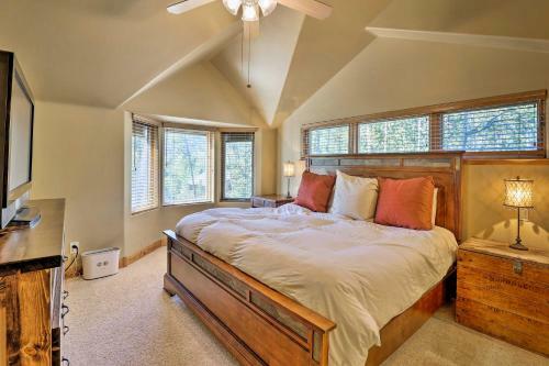 The Bells Luxe Lodge With Game Room, Deck, Fireplace