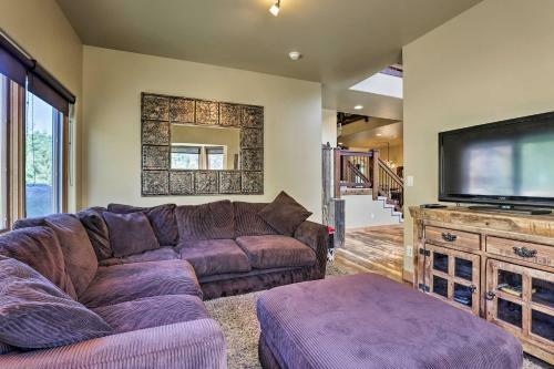 The Bells Luxe Lodge With Game Room, Deck, Fireplace