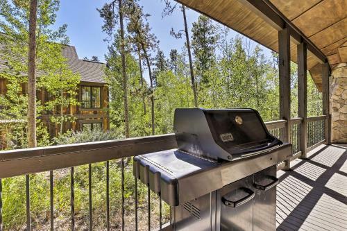 The Bells Luxe Lodge With Game Room, Deck, Fireplace