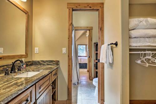 The Bells Luxe Lodge With Game Room, Deck, Fireplace