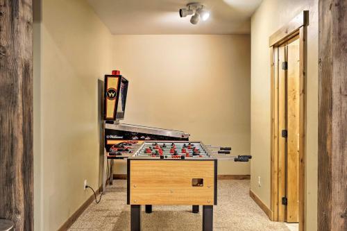 The Bells Luxe Lodge With Game Room, Deck, Fireplace
