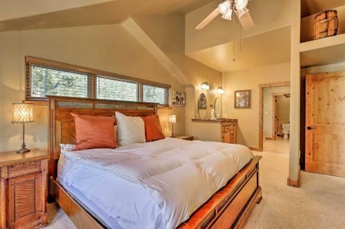 The Bells Luxe Lodge With Game Room, Deck, Fireplace