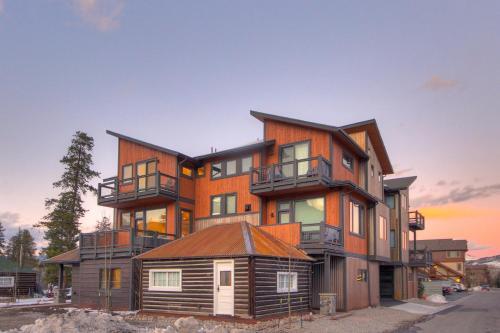 5th Ave #2 3br 3ba Townhouse