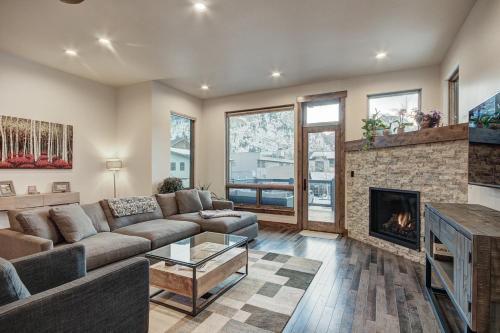 5th Ave #2 3br 3ba Townhouse