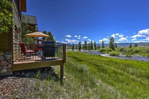 Luxury Cabin On Fraser River Fish, Ski, And Enjoy!