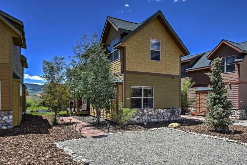 Luxury Cabin On Fraser River Fish, Ski, And Enjoy!