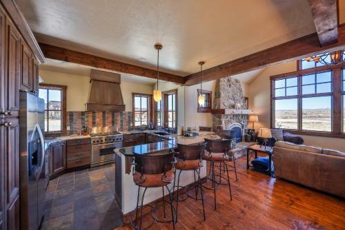 Saddle Ridge Lodge