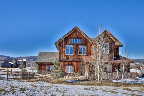 Saddle Ridge Lodge