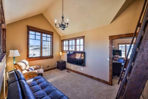 Saddle Ridge Lodge