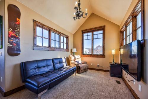 Saddle Ridge Lodge