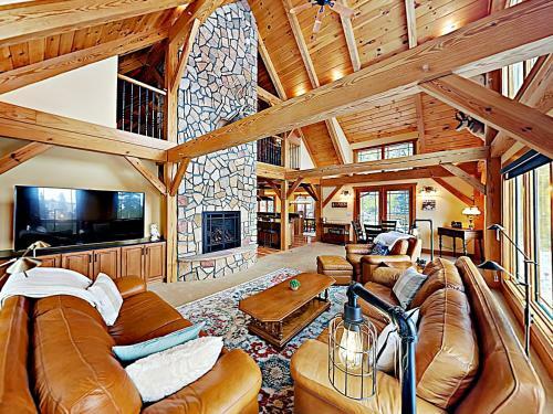 New Listing! Huge Lake-view Haven With 2-car Garage Cottage