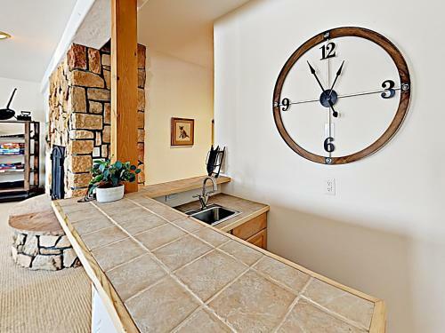 New Listing! Huge Lake-view Haven With 2-car Garage Cottage