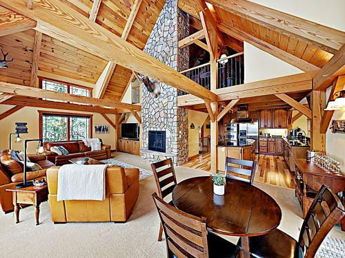 New Listing! Huge Lake-view Haven With 2-car Garage Cottage