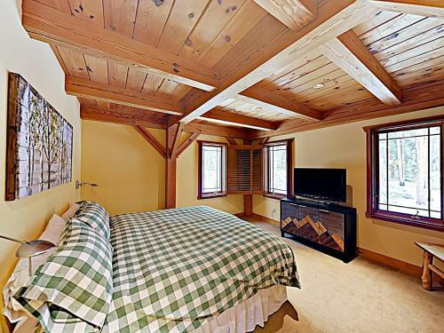 New Listing! Huge Lake-view Haven With 2-car Garage Cottage