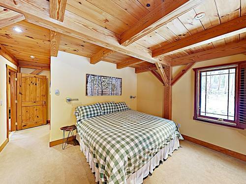 New Listing! Huge Lake-view Haven With 2-car Garage Cottage
