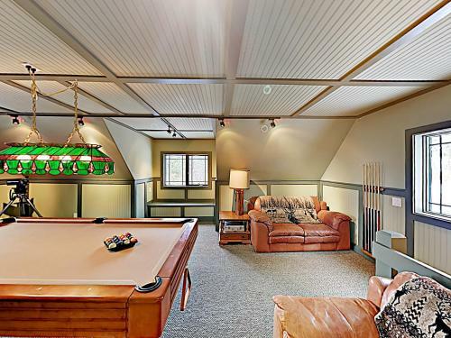 New Listing! Huge Lake-view Haven With 2-car Garage Cottage