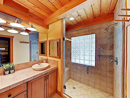 New Listing! Huge Lake-view Haven With 2-car Garage Cottage