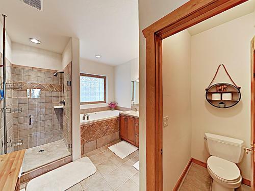 New Listing! Huge Lake-view Haven With 2-car Garage Cottage