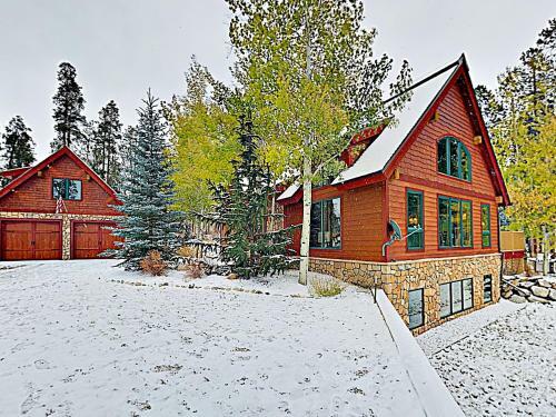 New Listing! Huge Lake-view Haven With 2-car Garage Cottage