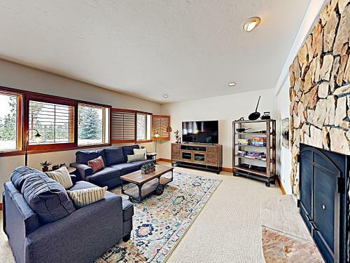 New Listing! Huge Lake-view Haven With 2-car Garage Cottage