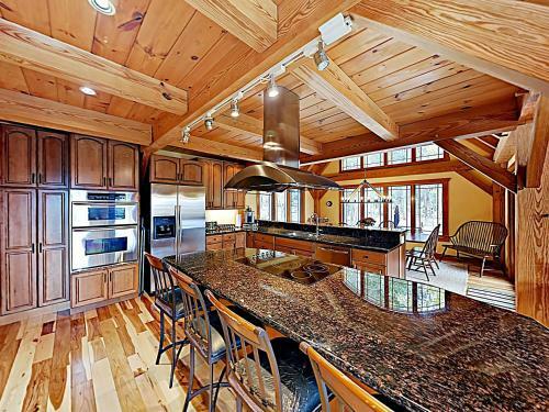 New Listing! Huge Lake-view Haven With 2-car Garage Cottage