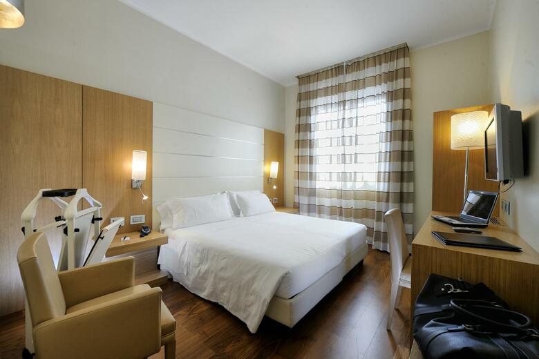 Hotel Canada(.)