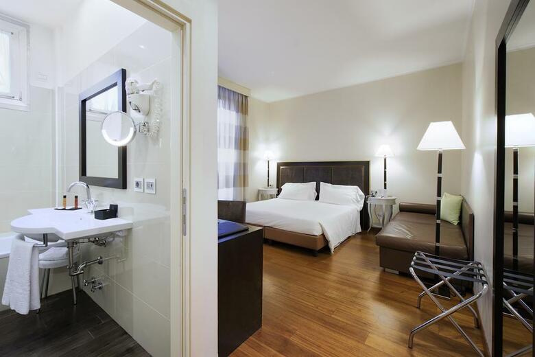 Hotel Canada(.)