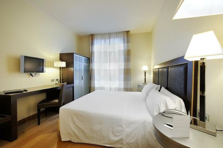 Hotel Canada(.)
