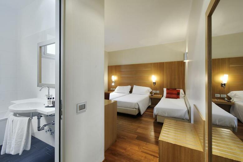Hotel Canada(.)