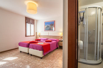 Hotel Zecchini(.)