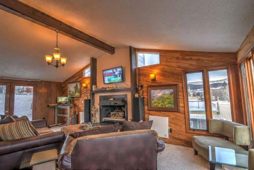 Best Views In Town + Pool Table & Fireplace +dogs!