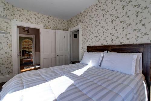 Governor's Mansion - Downtown Beautiful Space, Pool Table, Pets Welcome!