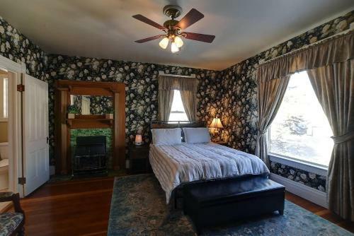 Governor's Mansion - Downtown Beautiful Space, Pool Table, Pets Welcome!